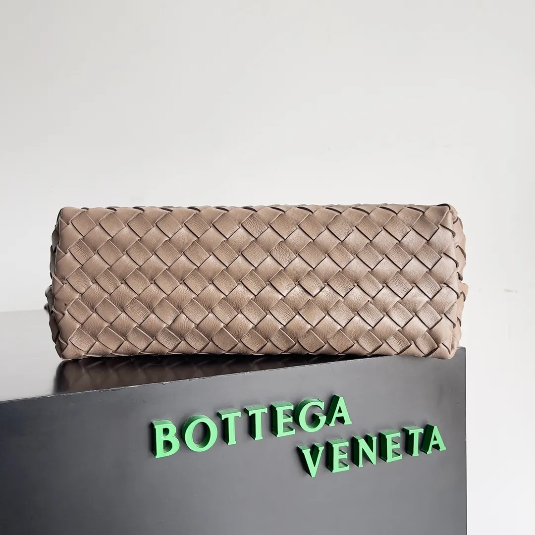 The 2023 new Andiamo batch of 2260 BV has been shipped‼ ️Really popular🔥The new Andiamo woven handbag launched by Bottega Veneta this season is really popular all over the world! ! Celebrities at home and abroad have worn it, and Oscar-winning actress Michelle Yeoh has taken it out on the street. Song Jia, Trai Yara, Yu Feihong, Sanji Ayaka, Rosie Hunting-Whiteley, Yoshioka Riho, etc. have all picked up this bag. It is classic and versatile, showing off its temperament, and the bag capacity is also large, which is very convenient for daily commuting! ! A variety of carrying methods, the shoulder straps can be adjusted by yourself, the original lambskin feels soft and delicate, and the unisex style breaks the gender boundaries and brings a more practical and long-lasting use experience. Andiamo, which has both elegant and casual styles, perfectly interprets the true appearance of "fashionable old money style". Style number: 743572 Size: 32*24*12